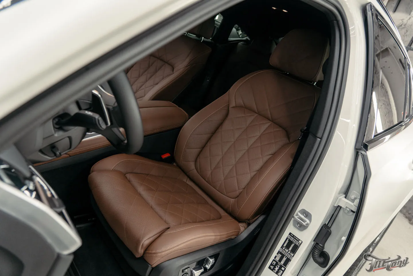 Оклеили BMW X6 матовым полиуретаном и покрыли керамическим составом, защитили глянец в салоне, почистили кожу и обработали ее керамикой